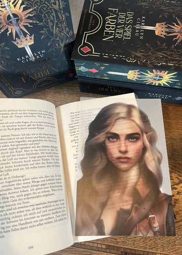 Das Page Overlay zeigt das Porträt der weiblichen Hauptfigur des Buches "Das Spiel der vier Farben". Feye hat langes, blondes Haar und spitze Elfenohren. Sie trägt ein Weste aus braunem Leder.